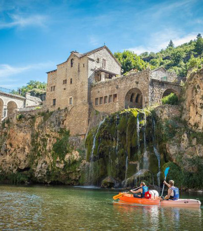 Deux personnes faisant du Kayak au gorge du tarn